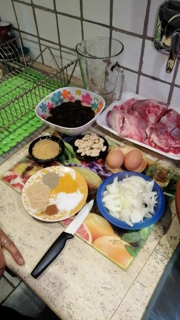 Una volta cotta la carne, aggiungere le prugne.