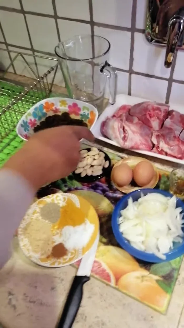 Mettere le prugne a mollo per circa 10 minuti.