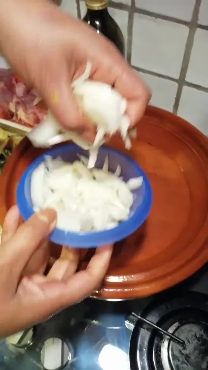 In una tajine (o pentola), adagiare le cipolle sul fondo.
