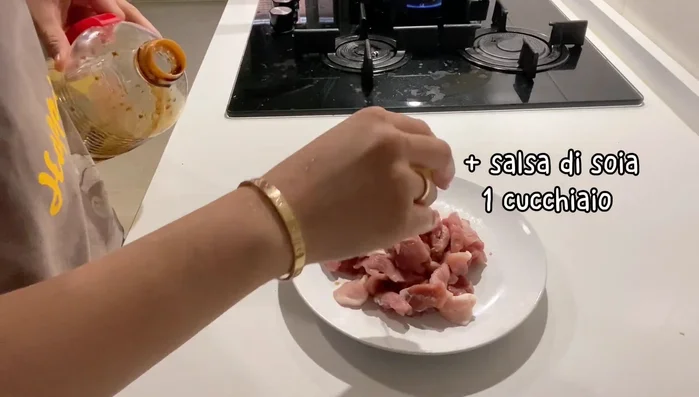 In una ciotola, marinare la carne con salsa di soia, vino di riso (o bianco), e metà dello zenzero. Aggiungere un cucchiaio di fecola di patate e mescolare bene.