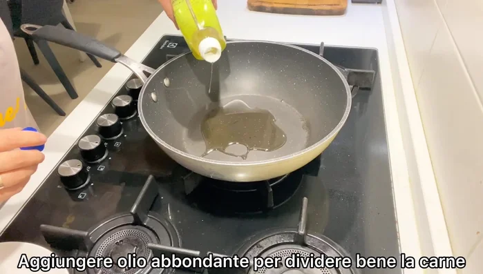 Scaldare abbondante olio in una padella. Aggiungere la carne marinata e farla rosolare bene, separando i pezzi per evitare che si attacchino.