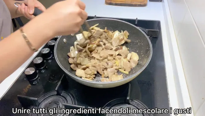 Aggiungere il bambù e i funghi alla carne, saltandoli insieme in padella.