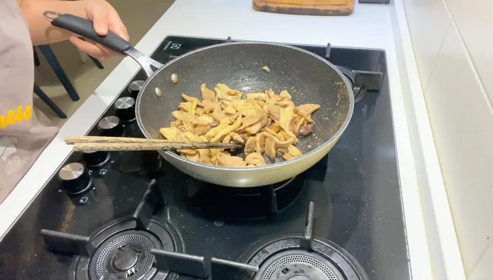 Aggiungere, a piacere, un po' di cipollina per guarnire.
