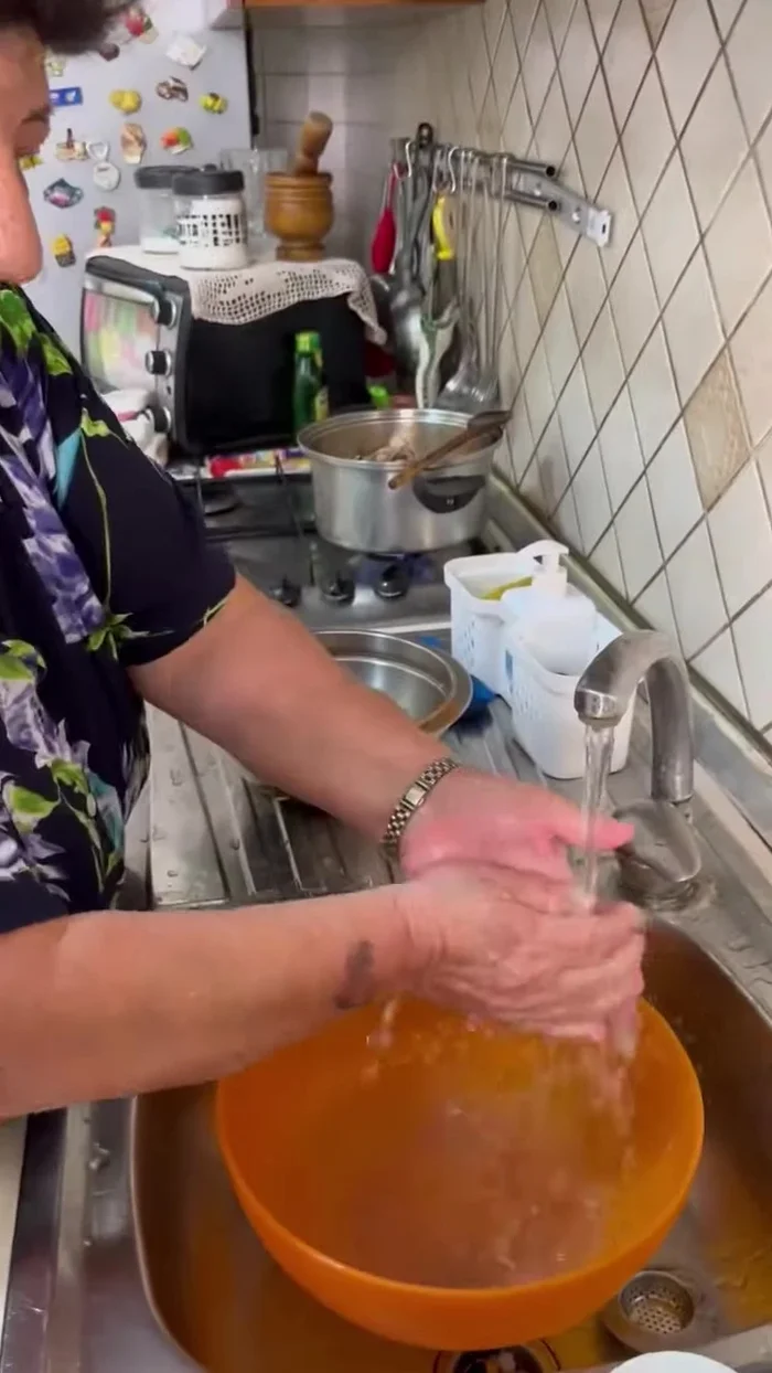 Servire calda, guarnita con pecorino romano grattugiato.