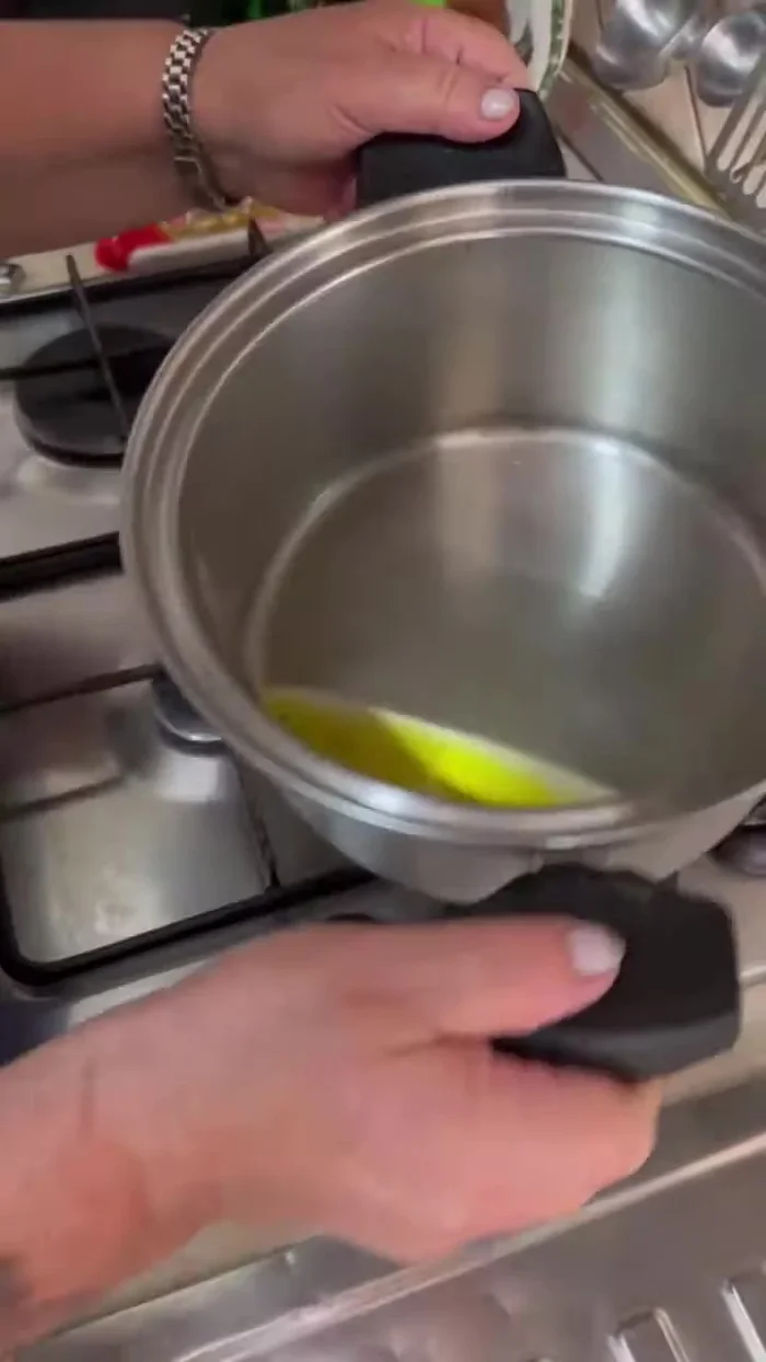 In una pentola, soffriggere la cipolla e/o l'aglio nell'olio d'oliva. (Ognuno ha il suo metodo)