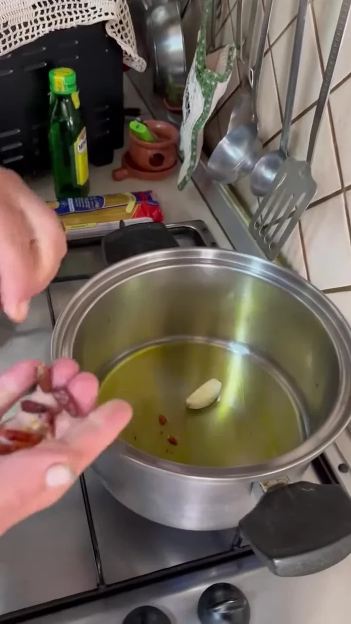 Aggiungere i pomodori (pomodorini o passata).