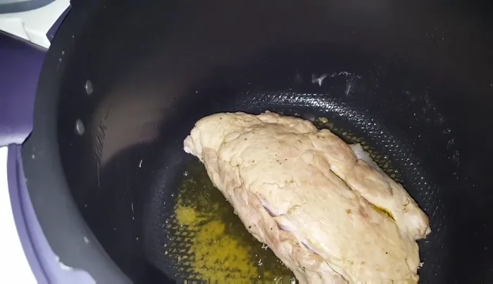 Aggiungere sale, salvia, sfumare con vino bianco e aggiungere acqua.
