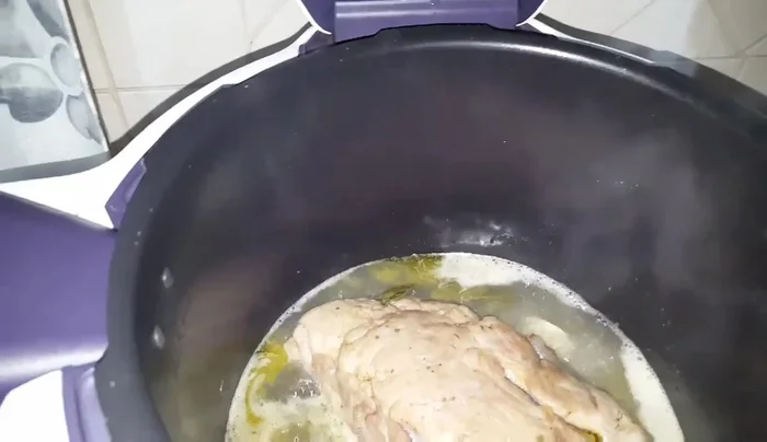 Aggiungere aglio e funghi, regolare di sale.