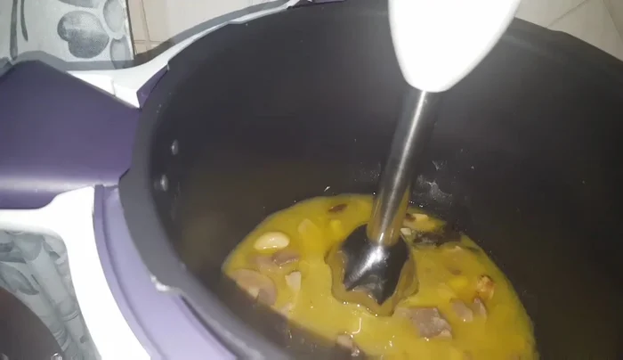 Frullare il sughetto con il minipimer per ottenere una crema di funghi.