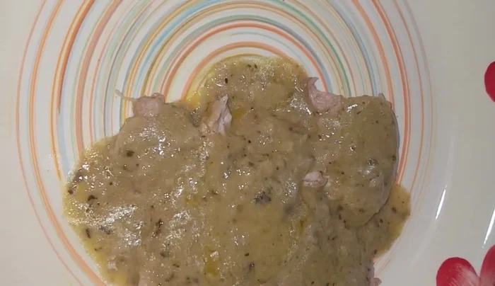 Servire l'arrosto con la salsa di funghi.