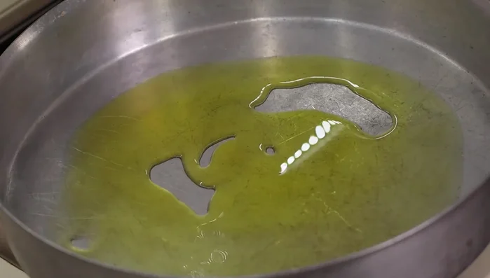 In un tegame, rosolare gli ossibuchi con abbondante olio d'oliva.