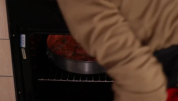 Trasferire il tegame in forno a 180 gradi per 30-45 minuti, aggiungendo acqua se il sugo si asciuga troppo.