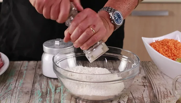 Preparare la farina mescolando pepe nero (e bianco, se si preferisce), sale.