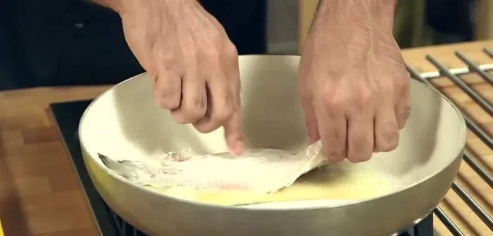 Aggiungere le sogliole in padella e cuocerle per pochi minuti per lato, facendo attenzione a non romperle. Il tempo di cottura è breve, dato che le sogliole sono delicate e piccole.