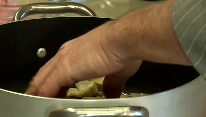 Aggiungere i carciofi (cuori di carciofo, anche surgelati) e farli cuocere.
