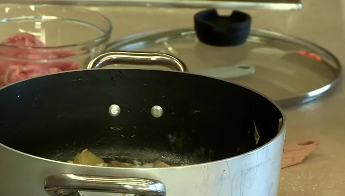 Rosolare il coniglio in una pentola con un fondo di olio e burro, su tutti i lati.
