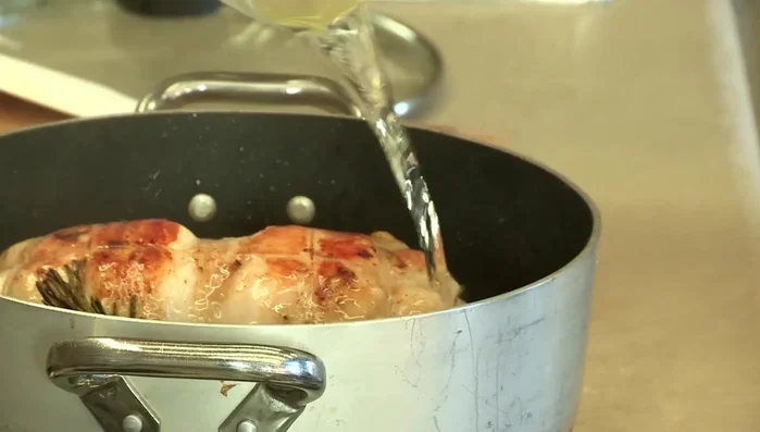 Soffriggere il coniglio con il vino bianco per sfumare l'alcool.