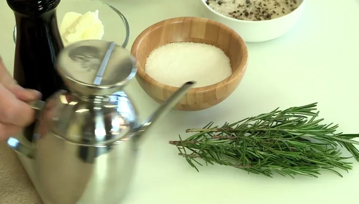 In una pentola, preparare un fondo di olio e rosolare 3 spicchi d'aglio.