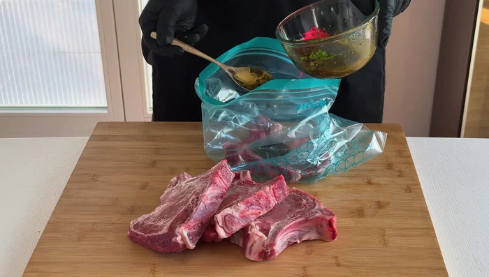 Mettere la carne in un sacchetto richiudibile. Aggiungere un cucchiaio di marinata su ogni fetta e versare il resto della marinata nel sacchetto.