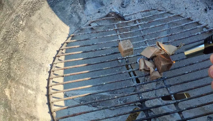 Accendere il carbone e preparare il barbecue per una cottura a due zone (diretta e indiretta).