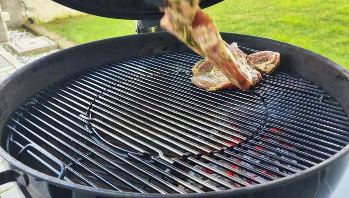 Posizionare le braciole sulla zona a calore diretto (200-220°C) e cuocere 3-4 minuti per lato, controllando che siano ben rosolate prima di girarle.