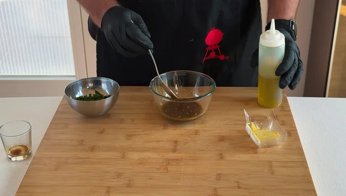 Mescolare gli ingredienti della marinata (ricetta dettagliata sul blog passionebbq.it e nella descrizione del video) e aggiungere un po' d'olio extra vergine di oliva. Aggiungere abbondante prezzemolo tritato.
