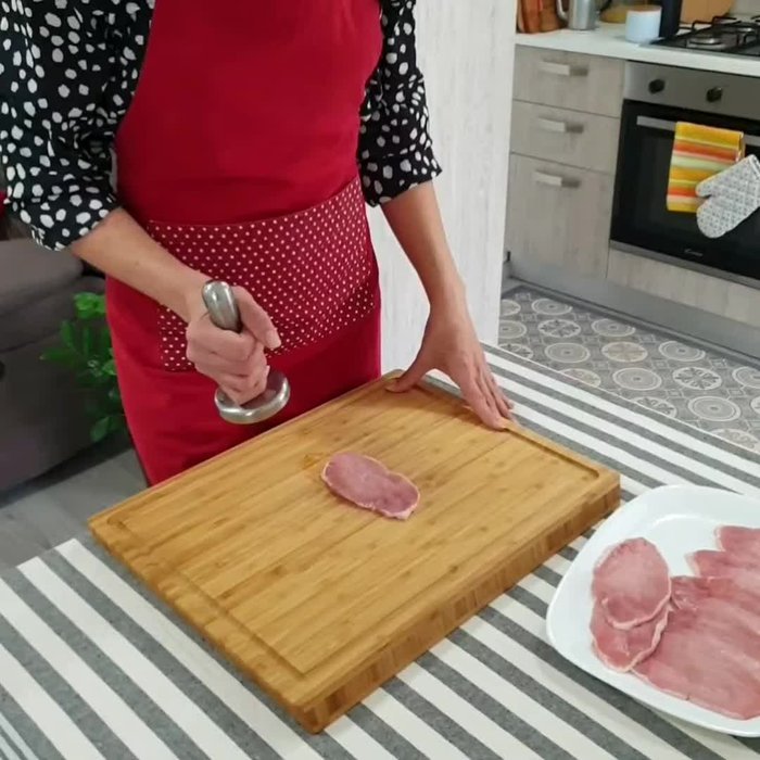 Appiattiamo leggermente le fettine di lonza con il batticarne.