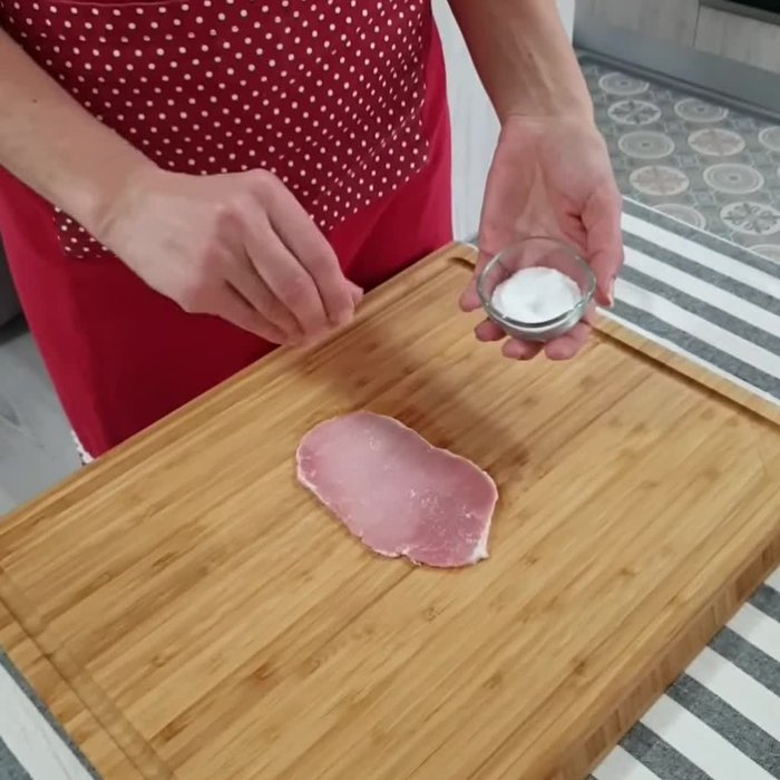 Condire le fettine con sale, prosciutto cotto e grana o parmigiano a scaglie.