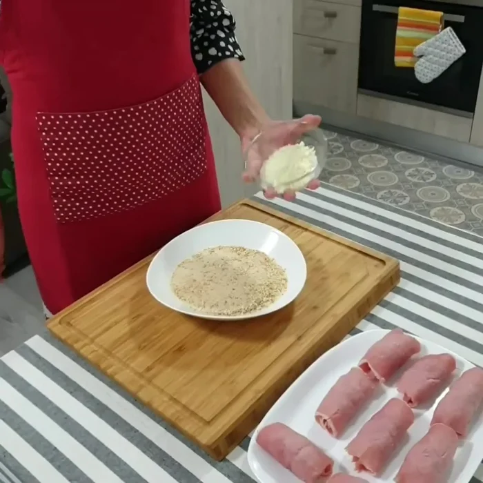 Prepariamo il pangrattato aromatizzato: mescoliamo pangrattato, pecorino grattugiato, prezzemolo tritato e sale.