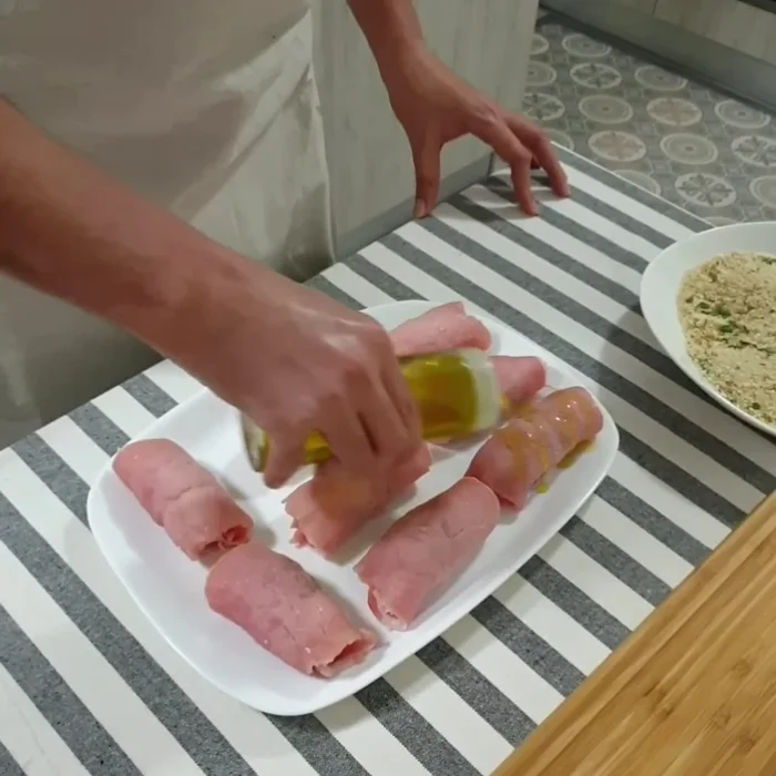 Ungiamo gli involtini con olio extravergine di oliva.