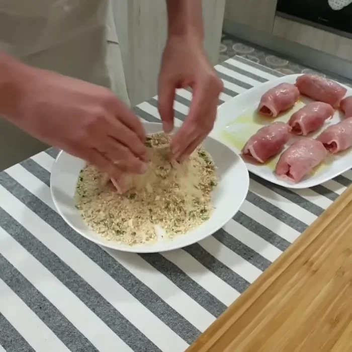 Passiamo gli involtini nel pangrattato aromatizzato.