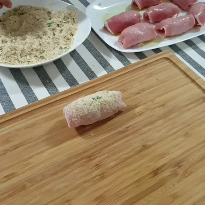 Blocchiamo gli involtini con uno stuzzicadenti.