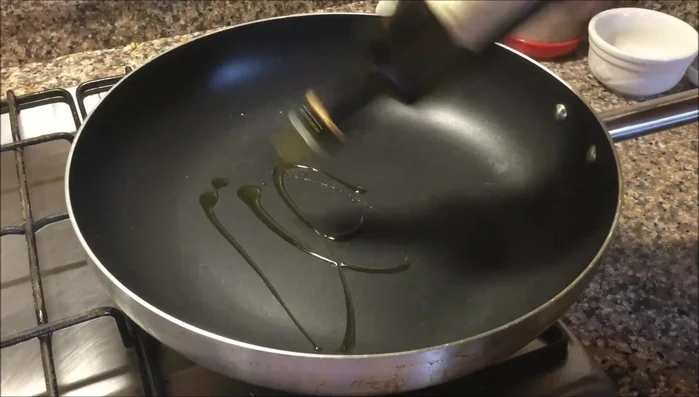 Scaldare una padella con un fondo generoso di olio d'oliva.