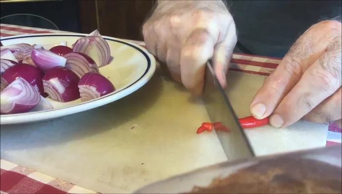 Tagliare a rondelle mezzo peperoncino.