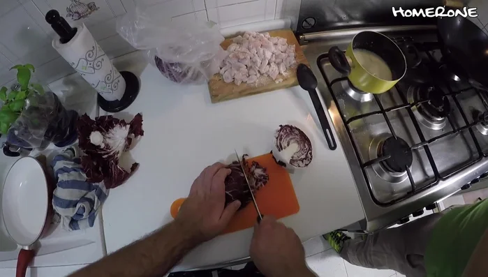 Piena padella, mettici un goccio d'acqua, poi il radicchio, sale e olio.