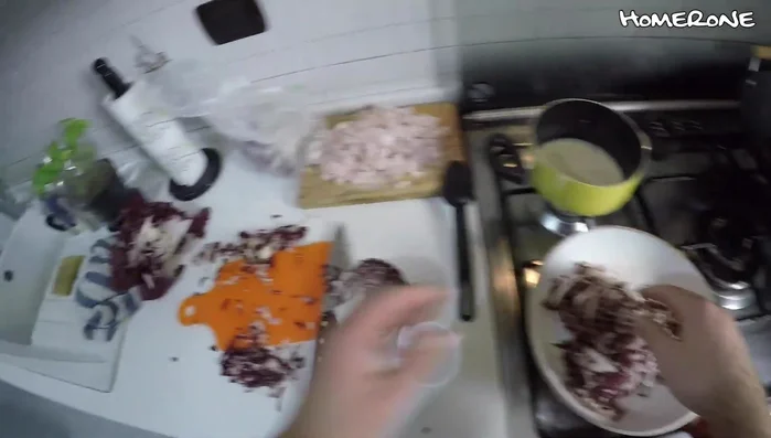 Parte il padellone sul fuoco. Buttaci il pollo, aggiusta di sale e olio. Smuovi il radicchio, gira la cremina. Attenzione a non far attaccare il pollo!