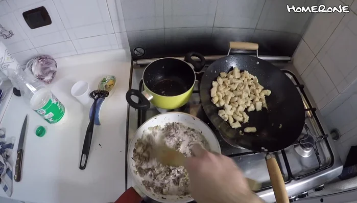 Butta la crema nel radicchio. Butta il radicchio col gorgonzola nel pollo. Mischia tutto.