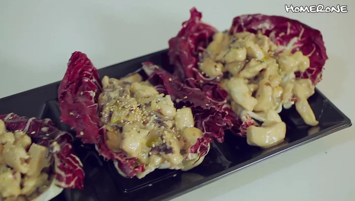 Piatto: mettici le foglie di radicchio, il pollo, un filo d'olio e semi di sesamo.