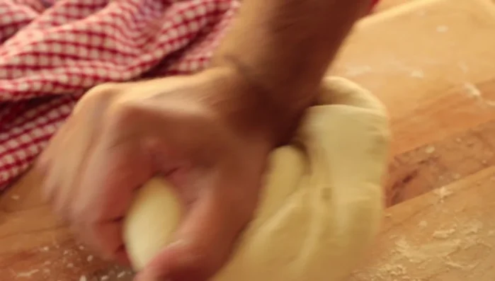 Preparare gli ingredienti: impasto per pizza, salsa di pomodoro, mozzarella e salame piccante.
