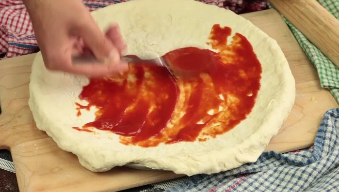 Aggiungere la mozzarella abbondantemente, in modo uniforme su tutta la pizza. [75.52]