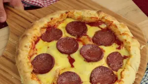 Pizza al Salame Piccante con Bordo Alto: Ricetta Facile!