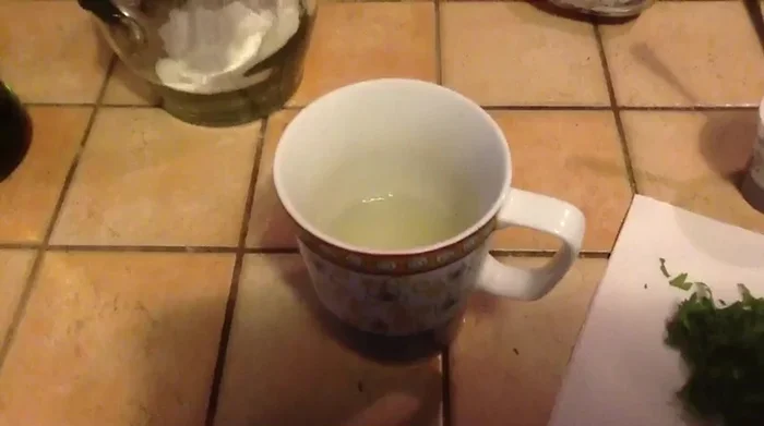 Aggiungere i vermicelli al fondo di olio e nero di seppia, saltandoli in padella.