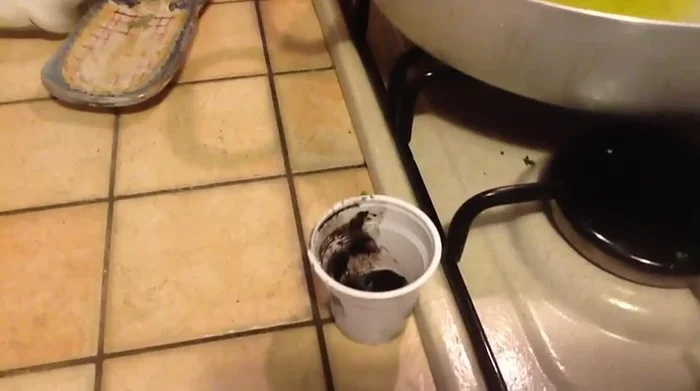 Nel frattempo, preparare un fondo d'olio in una padella con aglio, peperoncino e nero di seppia.