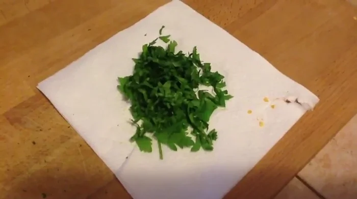 Aggiungere un po' di prezzemolo al fondo di olio.