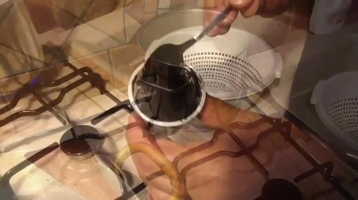 Una volta che l'aglio è imbiondito, scolare i vermicelli (tenendo da parte un po' di acqua di cottura).