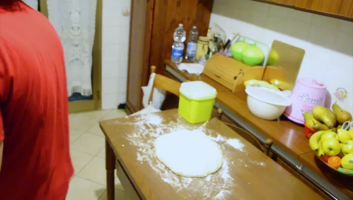Stendere l'impasto per pizza sulla teglia unta con un filo d'olio.