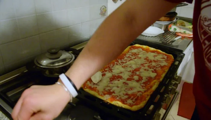 Aggiungere il mascarpone a cucchiaiate, spalmando delicatamente.