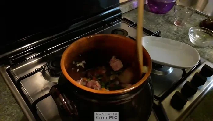 Aggiungere il prezzemolo e girare fino a evaporazione del vino. Cuocere a fuoco lento.