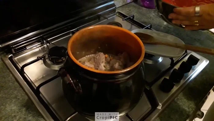 Dopo circa 15 minuti, aggiungere la passata di pomodoro.