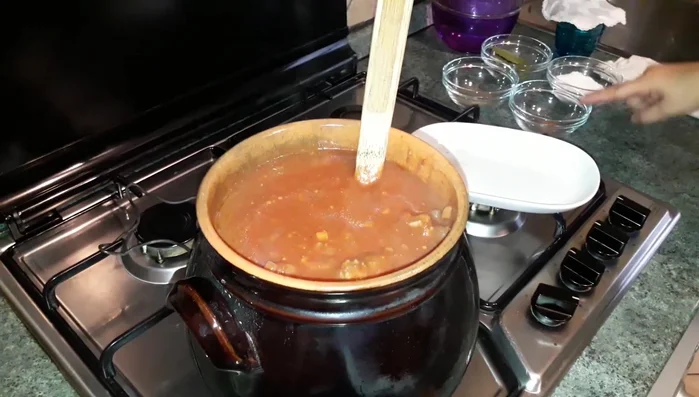 Aggiungere pepe, alloro, peperoncino e sale. Cuocere per un'altra ora.